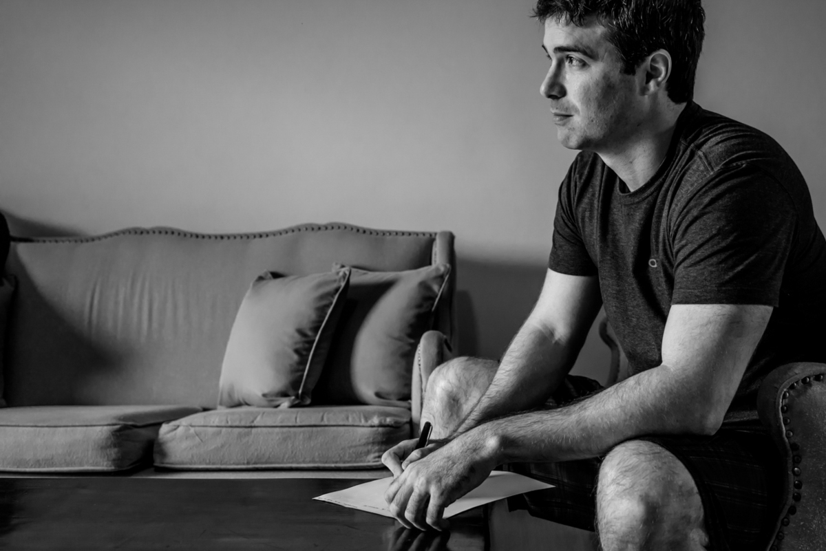 noivo escrevendo os votos para a noiva