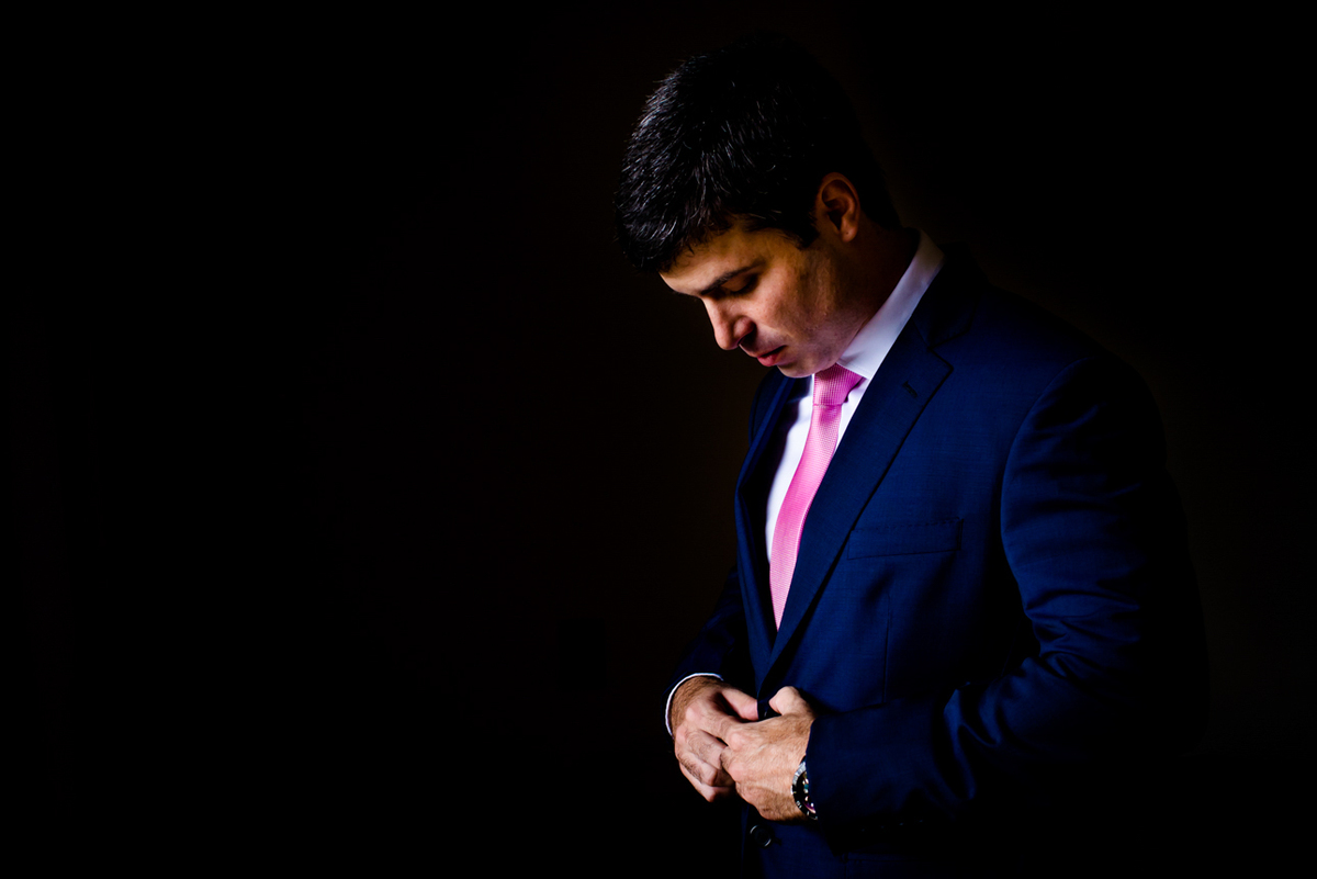 foto do noivo se arrumando