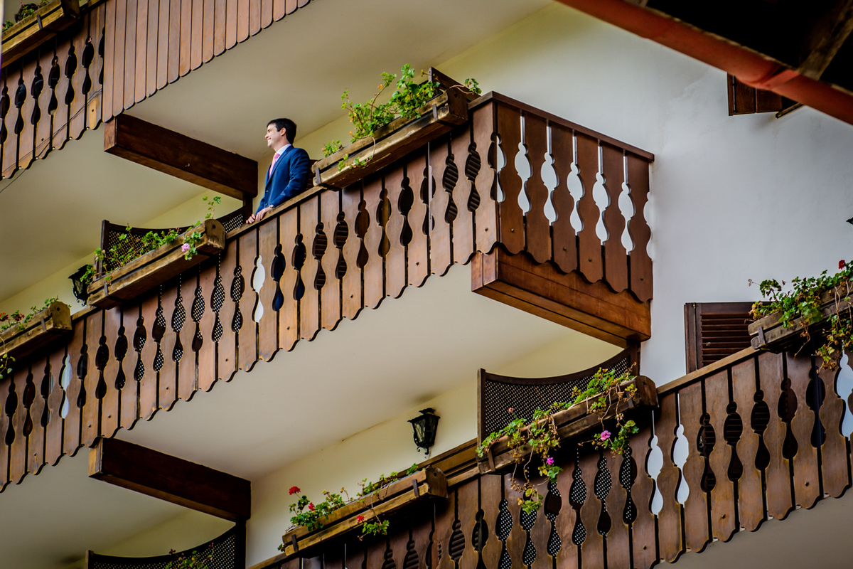 foto do noivo na sacada do hotel