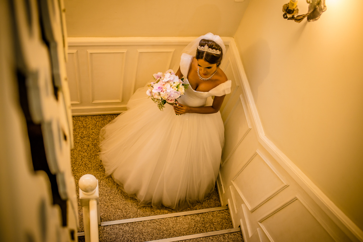 foto da noiva na escada do hotel