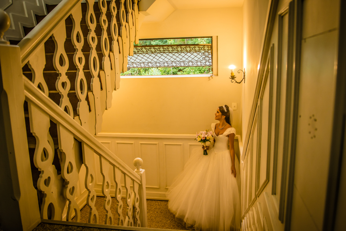 foto da noiva na escada do hotel
