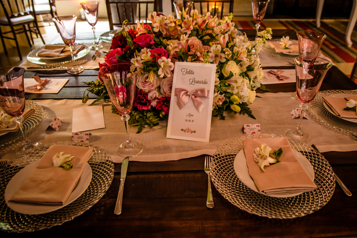 decoração do salão pratos e talheres