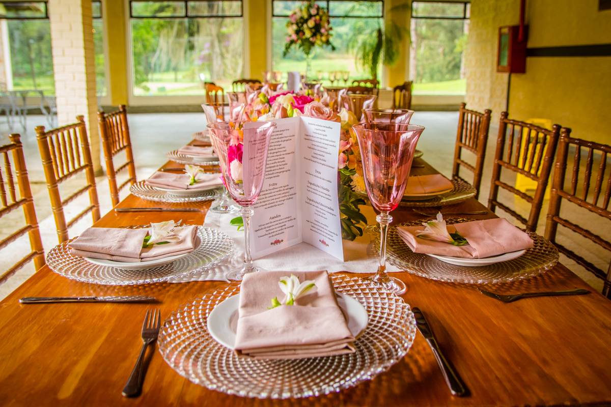 decoração do salão pratos e talheres