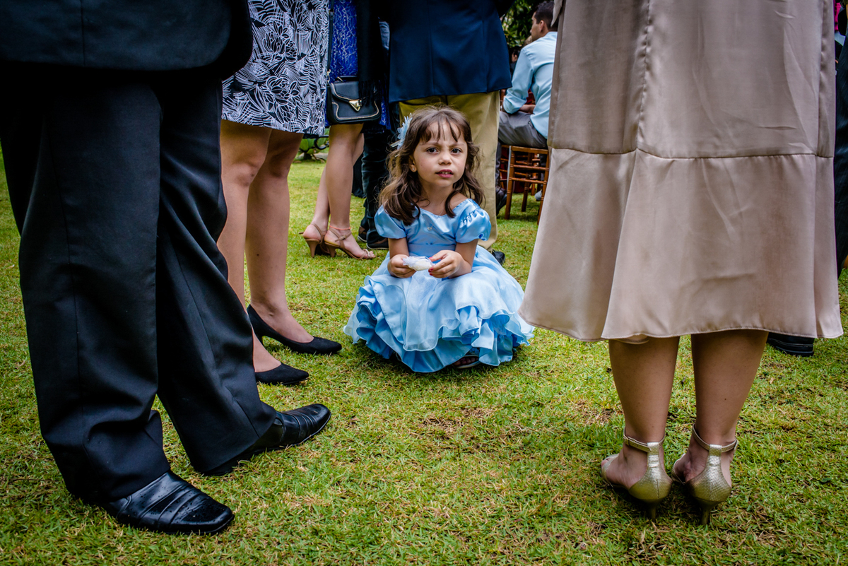 casamento ao ar livre luz suave criança abaixada vendo o casamento
