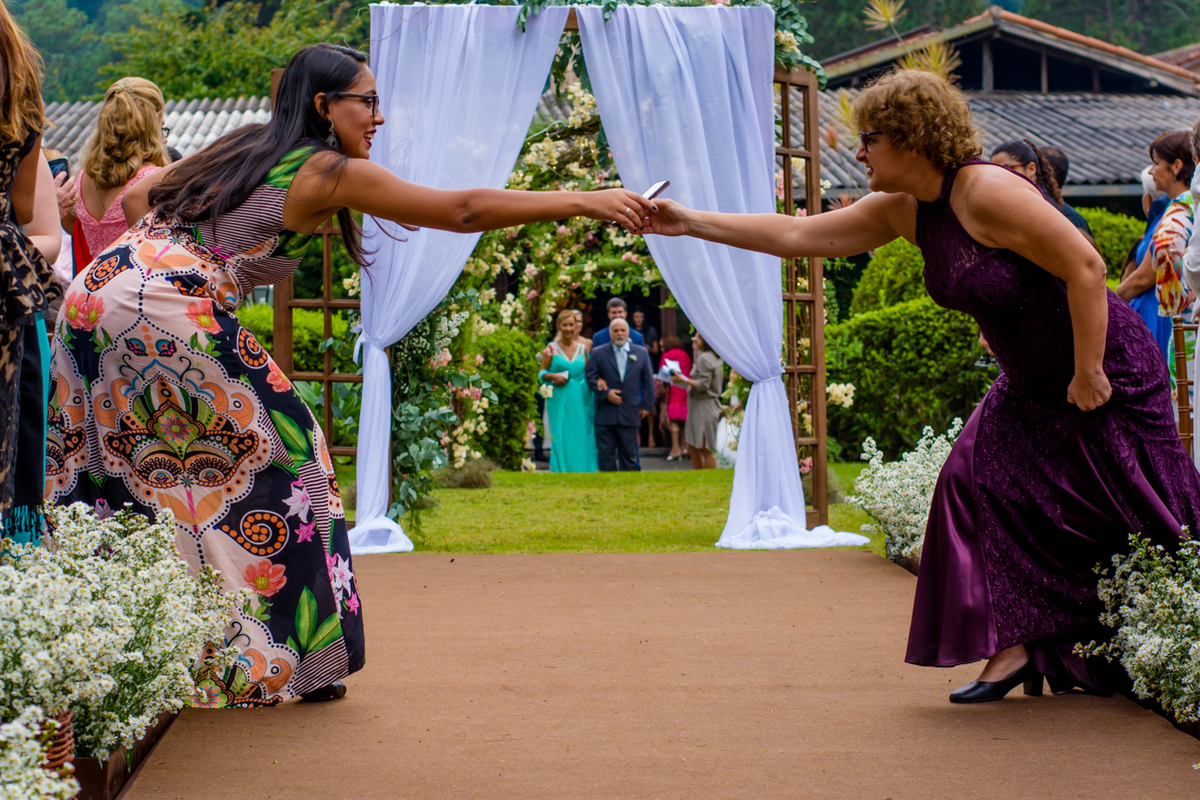 casamento ao ar livre luz suave, foto engraçada dos convidados