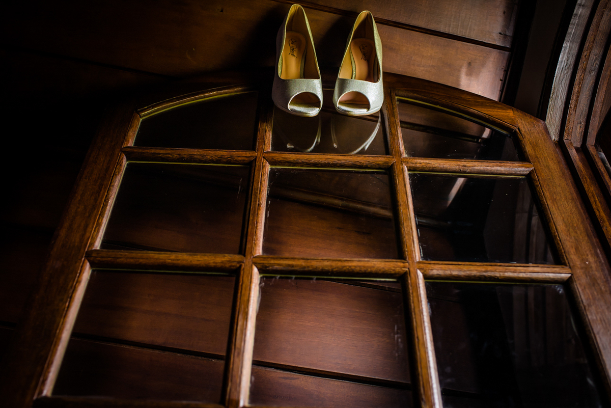 sapato da noiva pendurado na janela