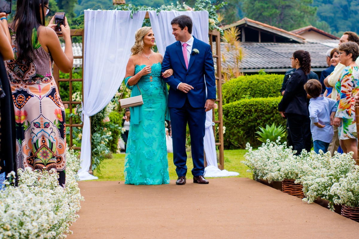 mãe e filho se olhando na cerimônia
