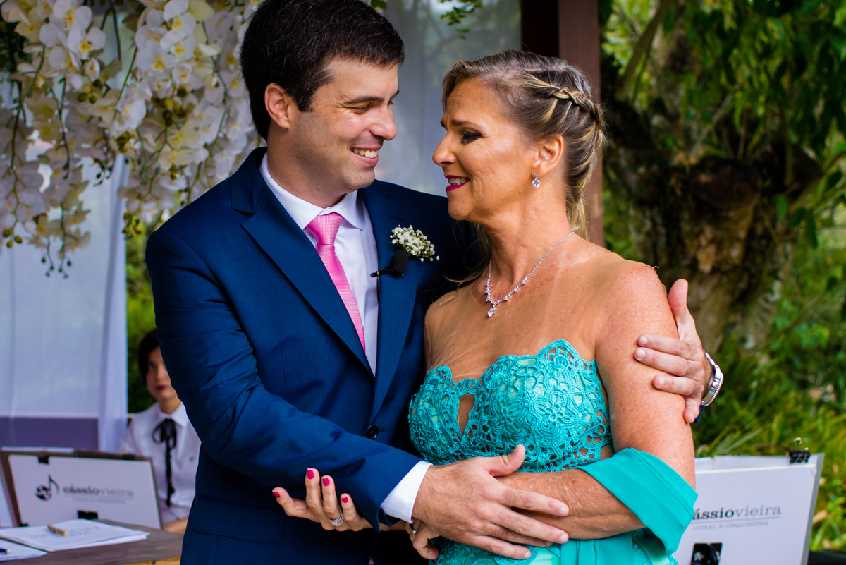 mãe emocionada com o abraço do filho