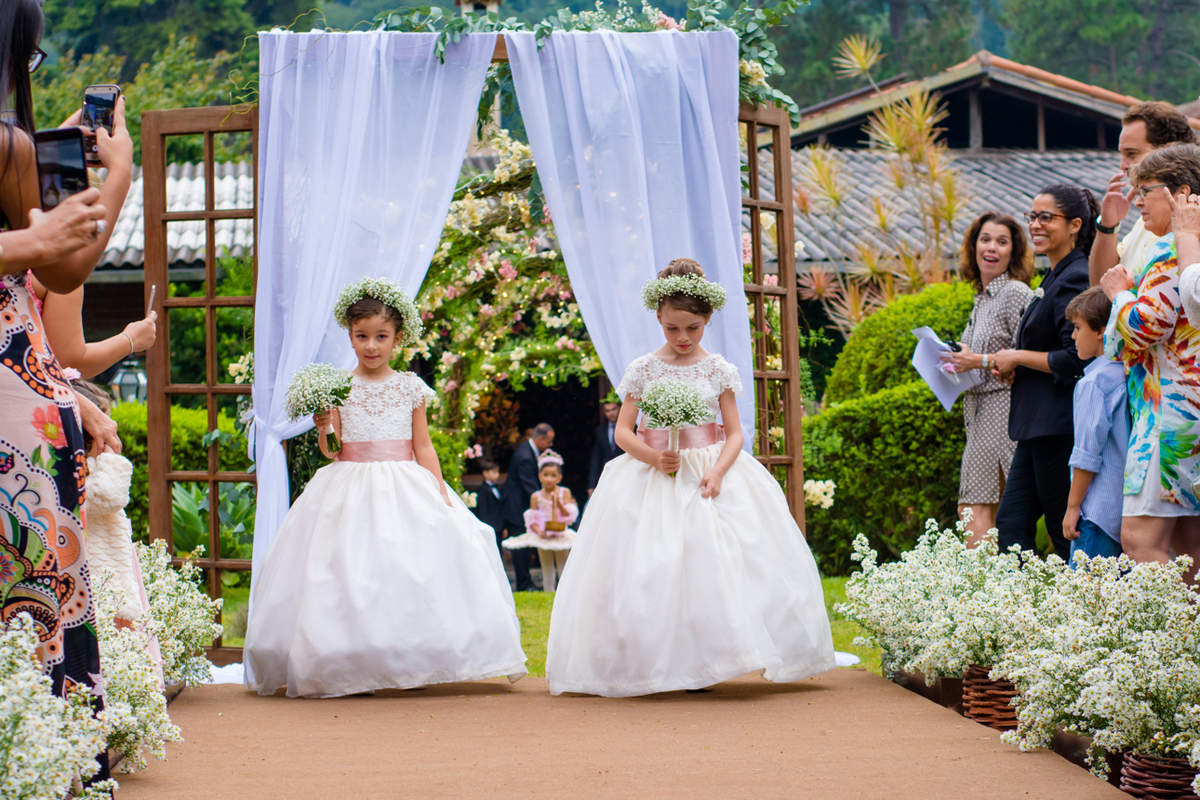 daninhas entrando no casamento ao ar livre