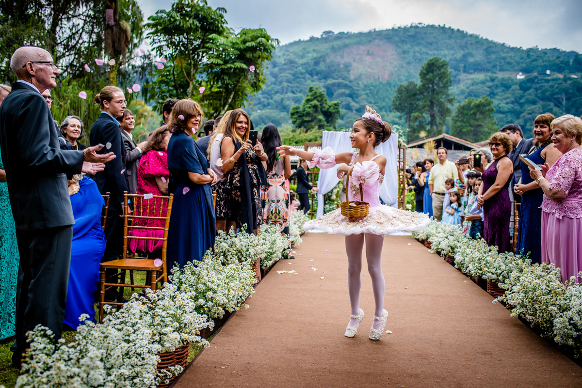 daninha entrando dançando ballet  no casamento ao ar livre