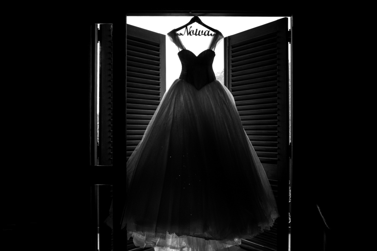 Vestido de noiva pendurado na janela
