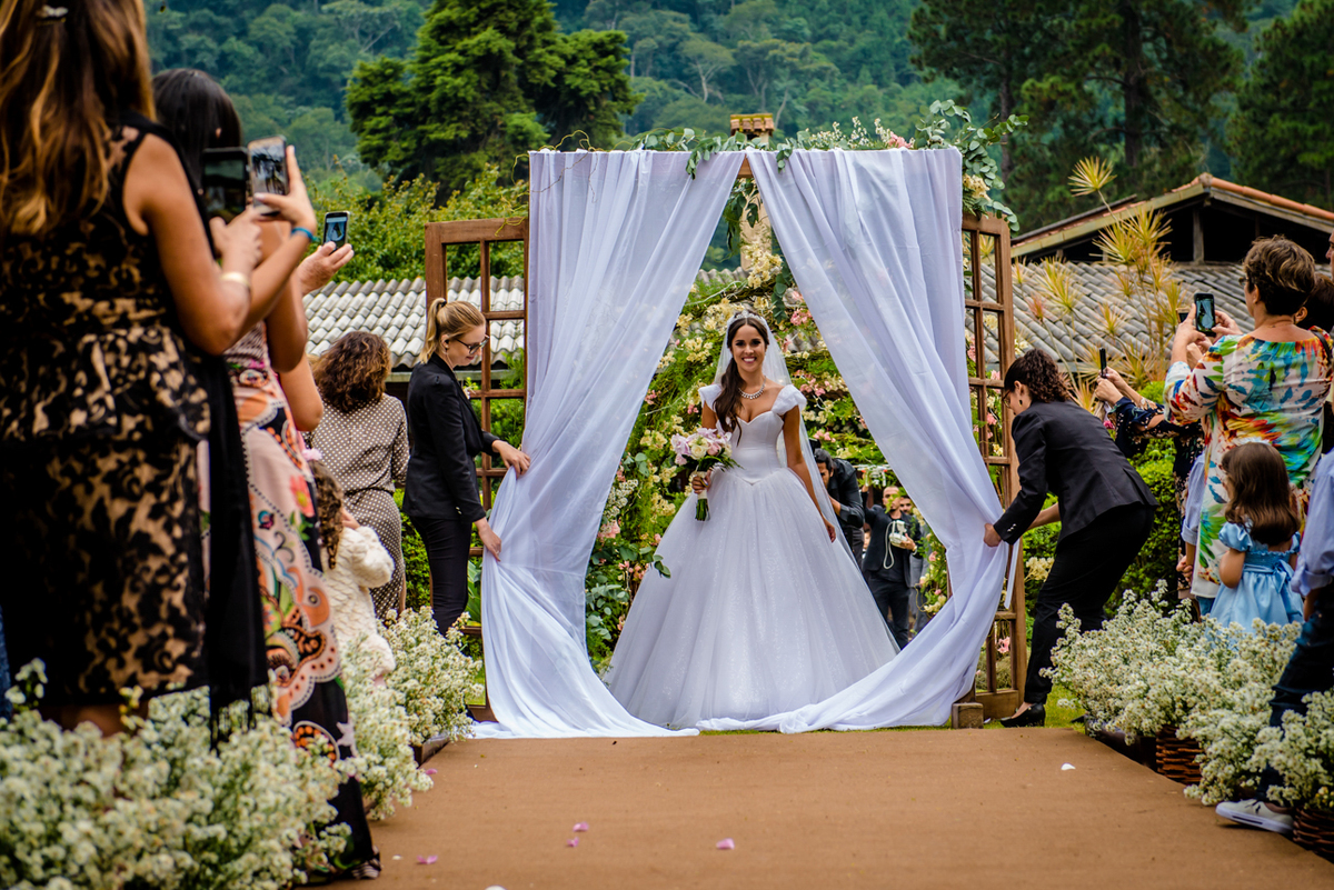 abertura da cortina na entrada da noiva