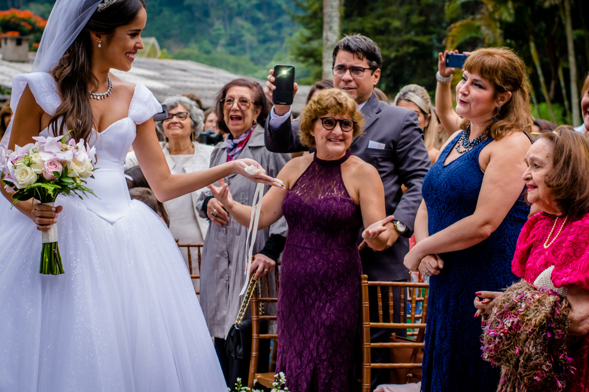 noiva carrega o relicário na entrada da cerimônia