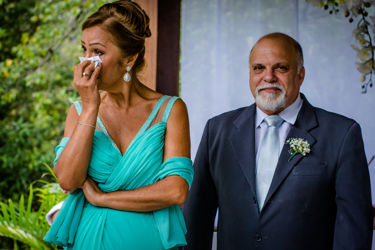 mãe da noiva se emociona ao ver a filha na entrada