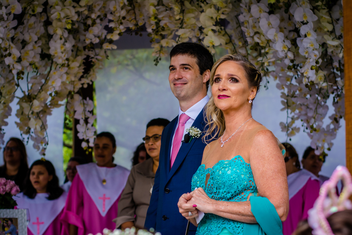 noivo se emociona junto com a mãe na entrada da noiva