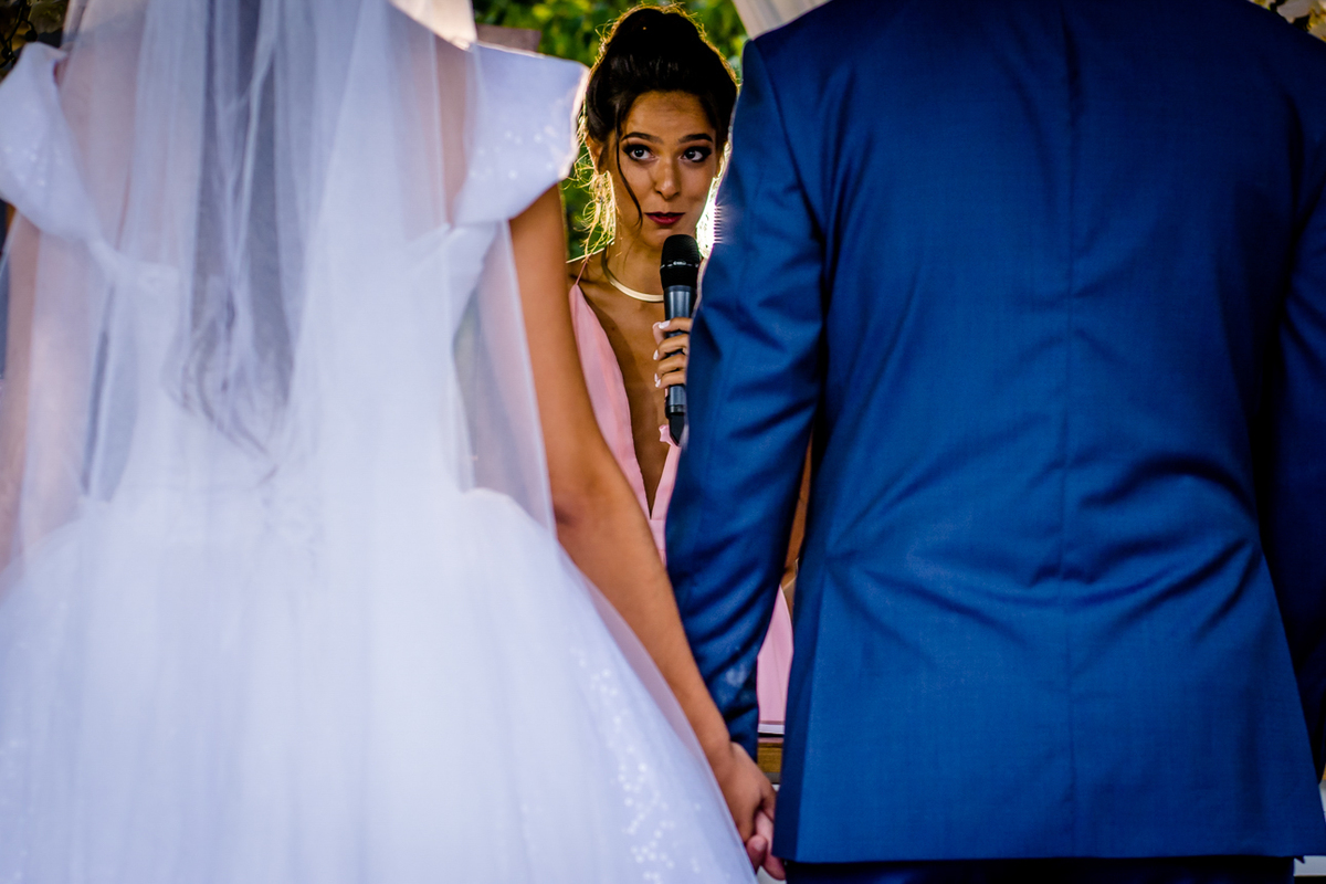 irmã da noiva se emociona ao falar para o casal na cerimônia