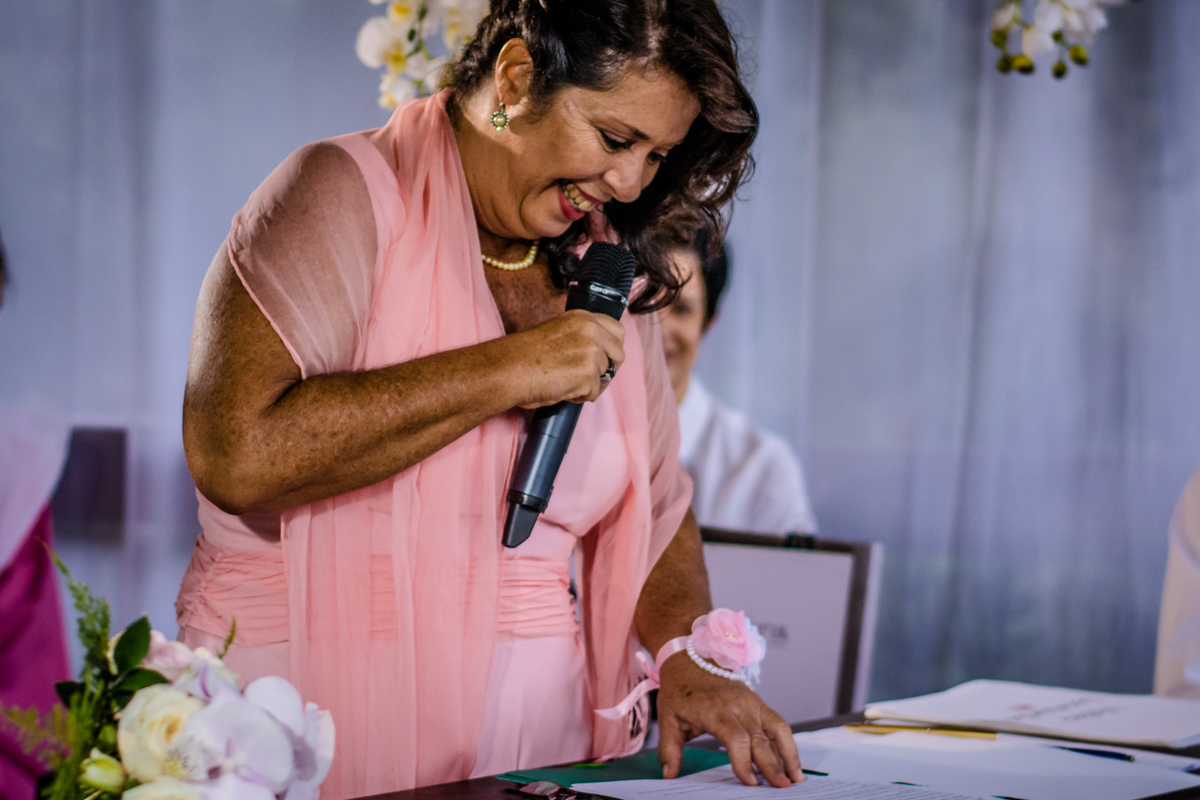 Tia do noivo se emociona ao falar ara o casal na cerimônia