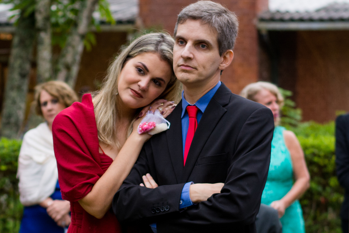 casal assiste cerimônia de casamento abraçados