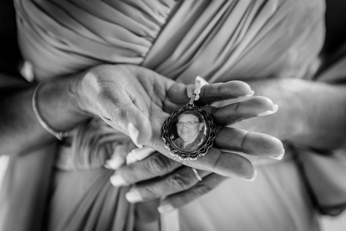 detalhes do relicário da noiva nas mãos da mãe