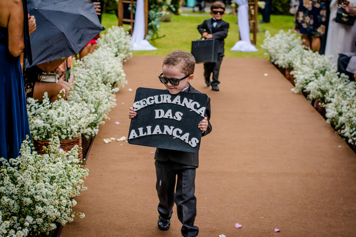 pagens entrando com a aliança do casal cerimônia ao ar livre