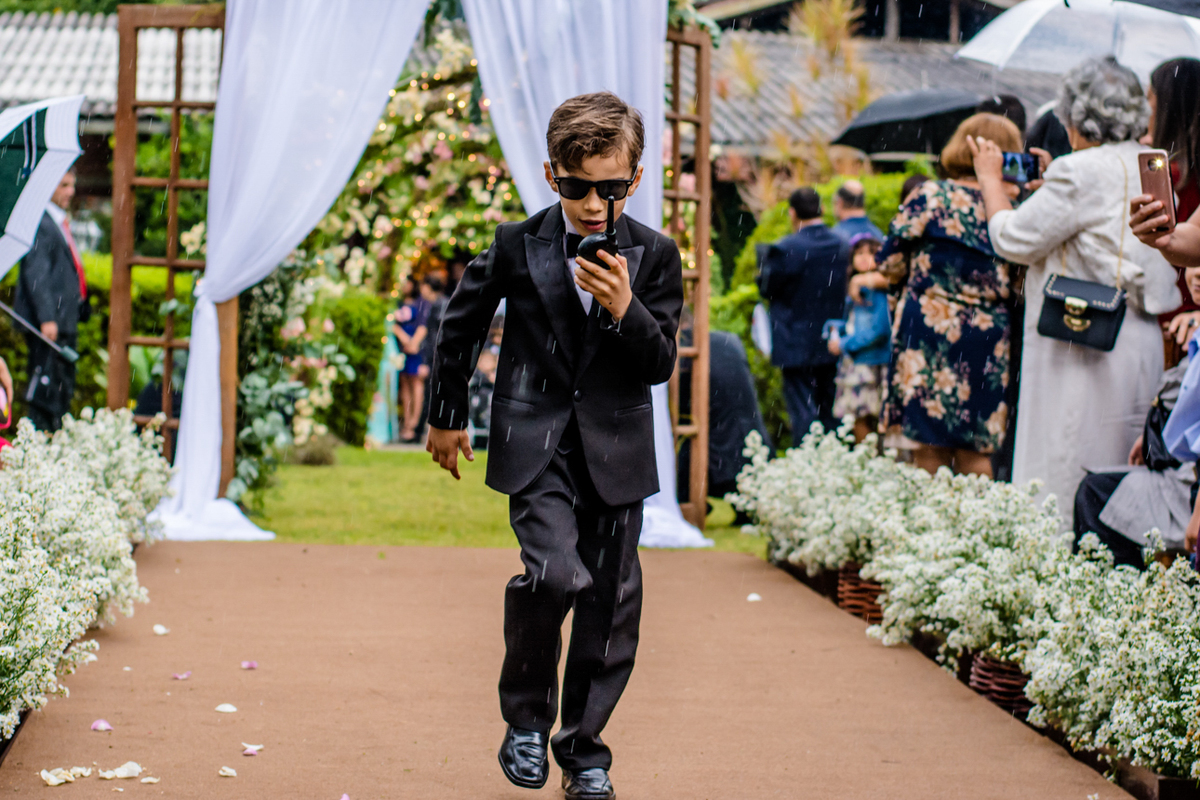 pagens entrando com a aliança do casal cerimônia ao ar livre