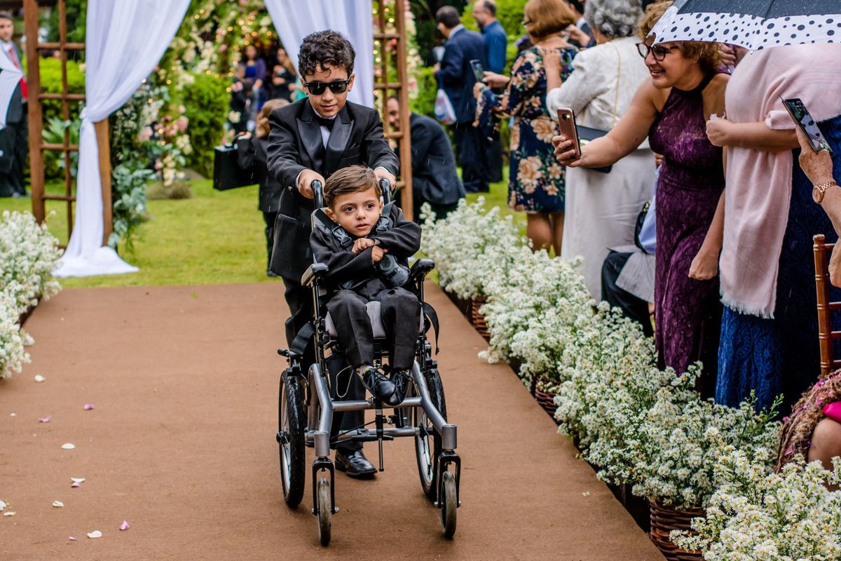 pagens entrando com a aliança do casal cerimônia ao ar livre