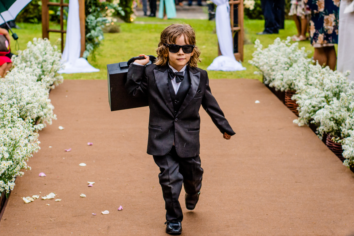 pagens entrando com a aliança do casal cerimônia ao ar livre