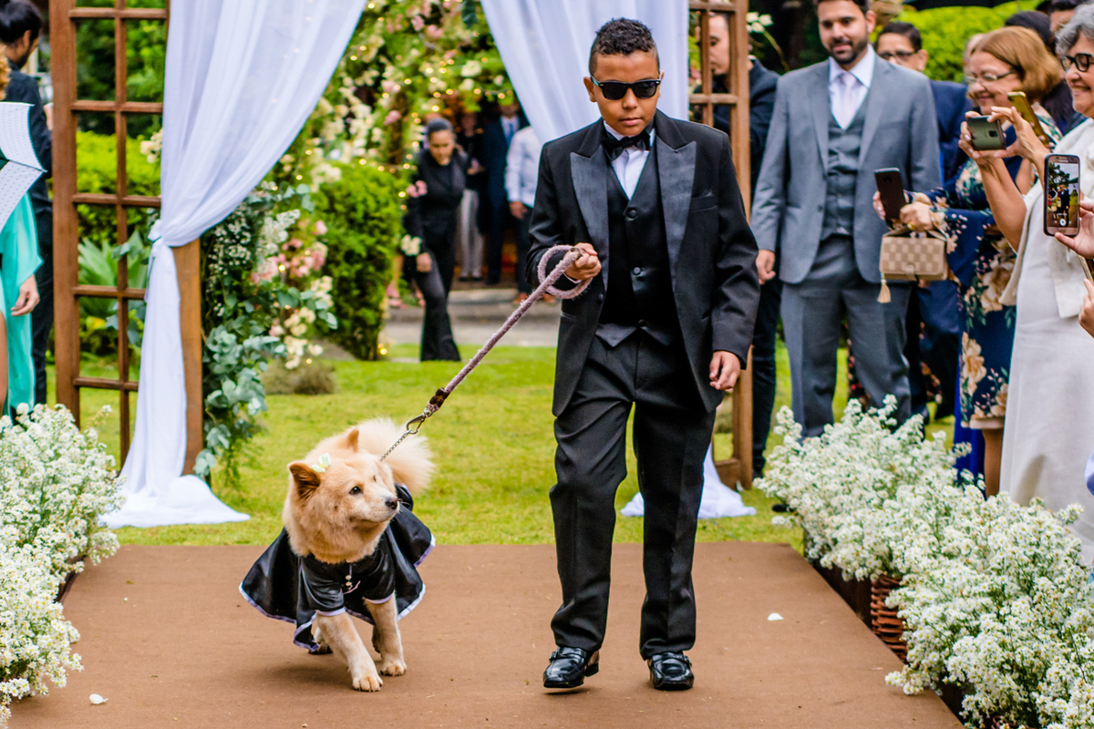 pagens entrando com a aliança do casal cerimônia ao ar livre