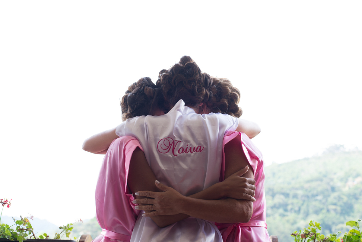 irmã e mãe abraçando a noiva