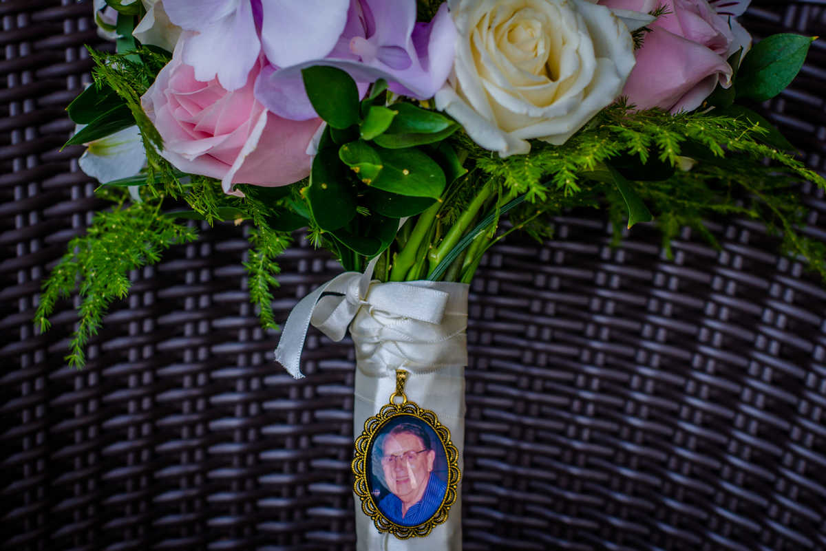 relicário do pai da noiva no buque