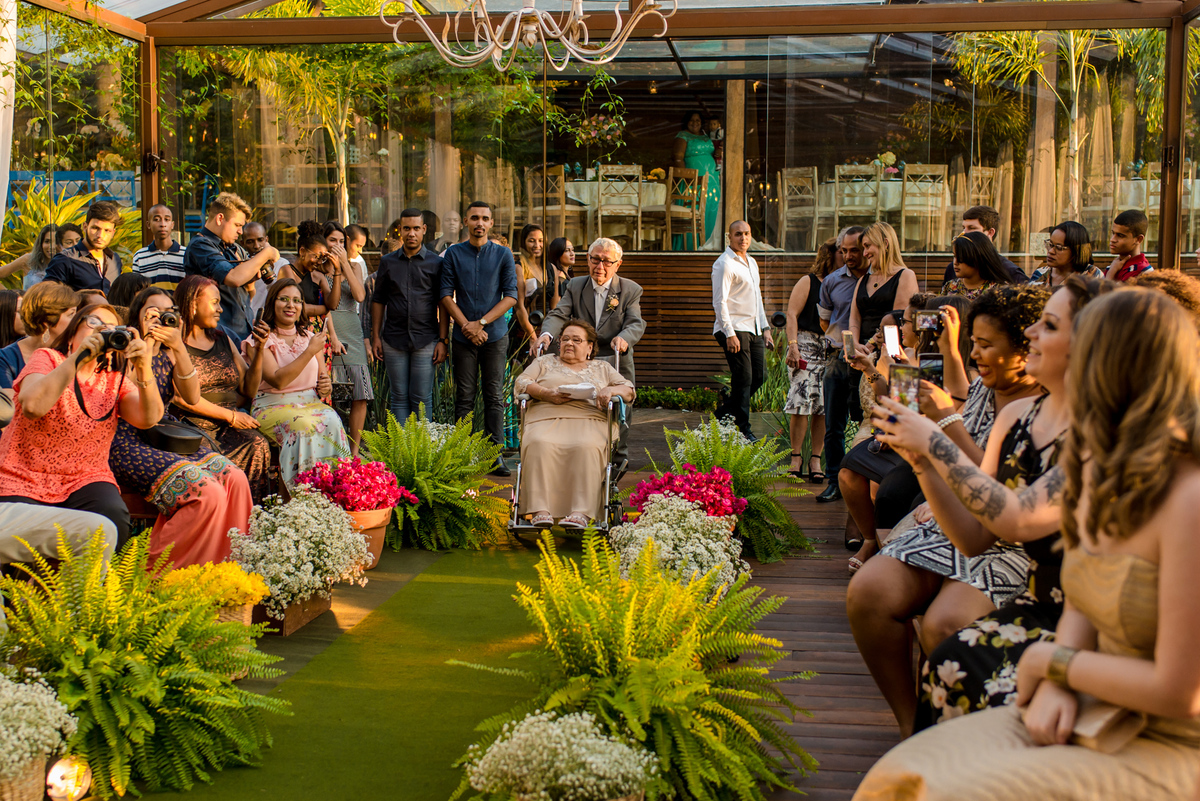 casal de avós da noiva levam as alianças em vale dos sonhos espaço jardins