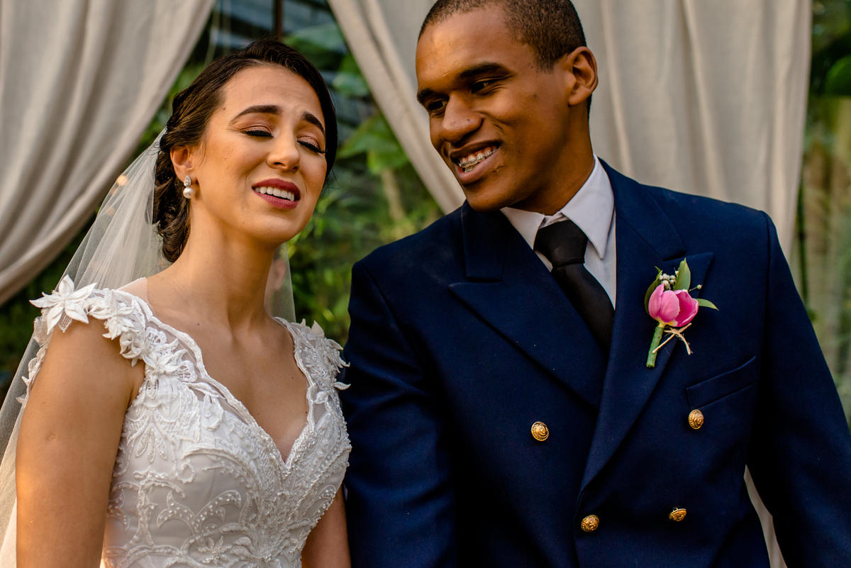 noiva se emociona ao ver os avós levando sua aliança de casamento em vale dos sonhos espaço jardins 