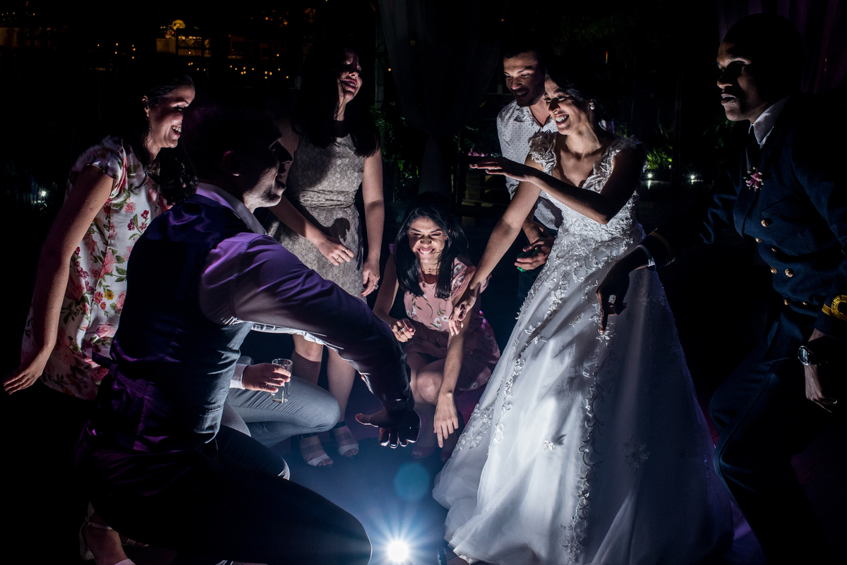 casal se divertindo com os amigos em luz criativa  na pista de dança em vale dos sonhos espaço jardins