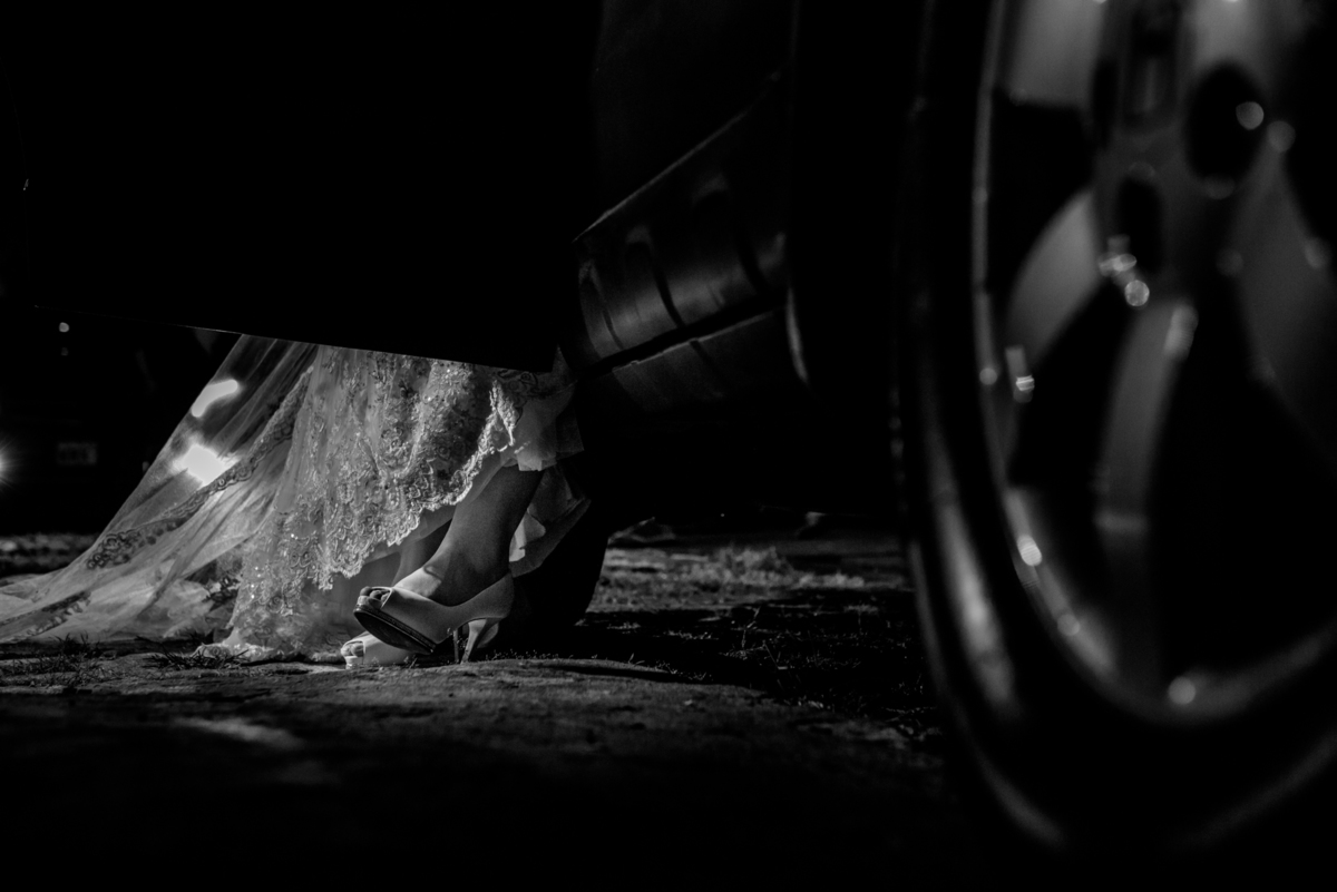 detalhe do sapato da noiva saindo do carro