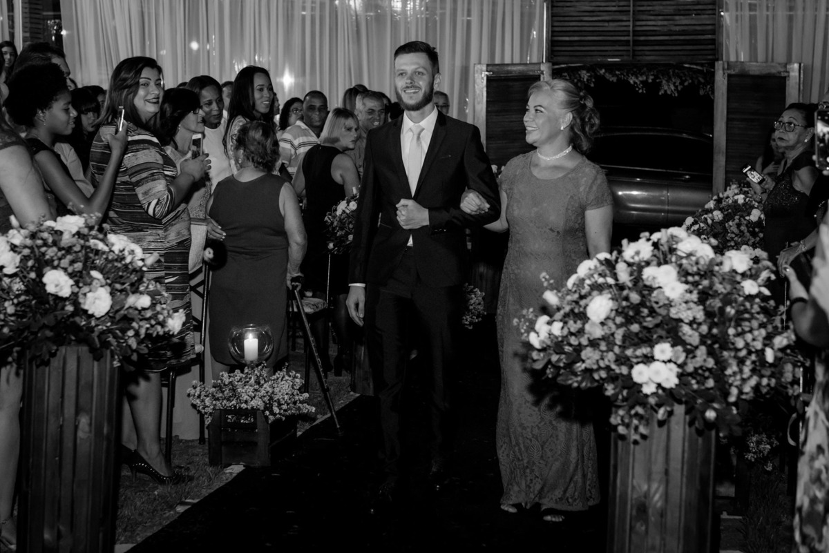 mãe olhando para o filho  na entrada da cerimônia