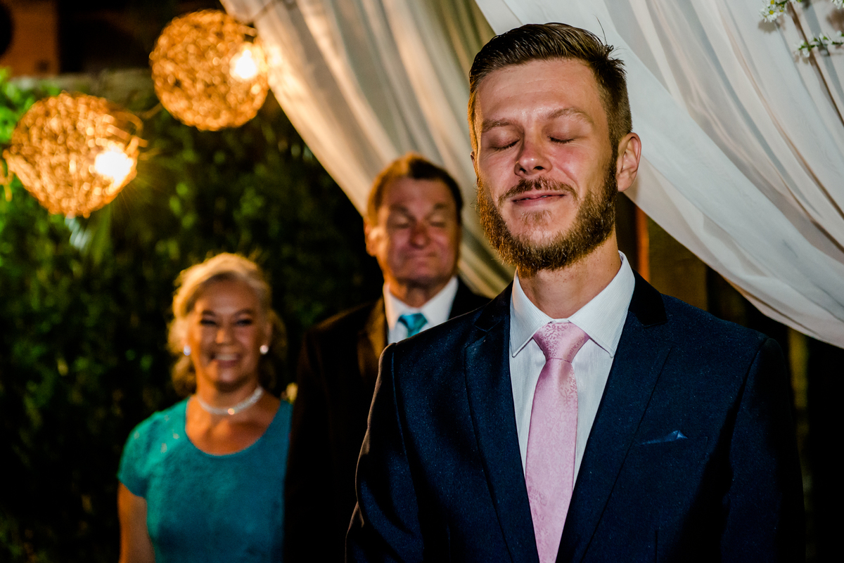 noivo emocionado com a entrada da noiva na cerimônia