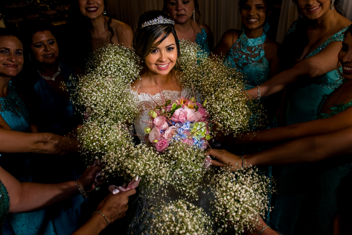 noiva rodeada com flores