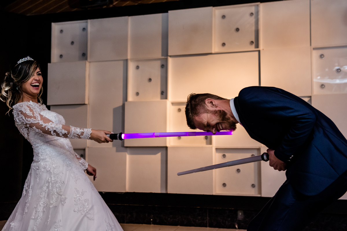 foto divertida do casal na pista de dança star wars