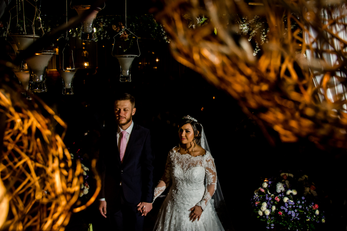 casal com luz criativa na cerimônia