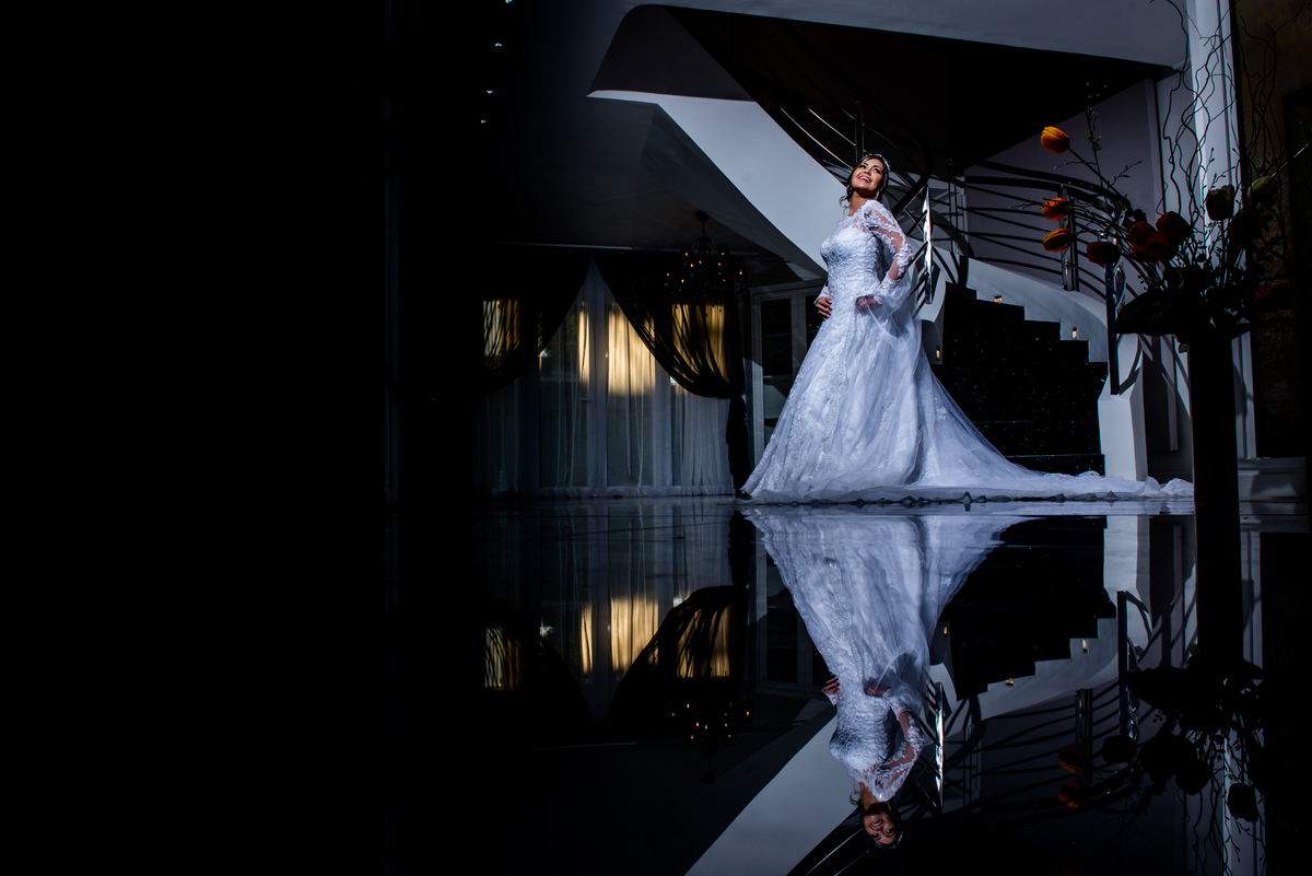 linda luz criativa com noiva no making off 