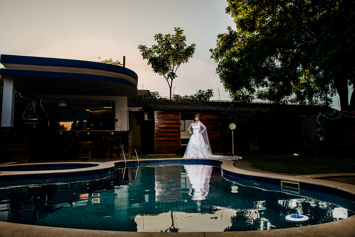 foto da noiva na beira da picina