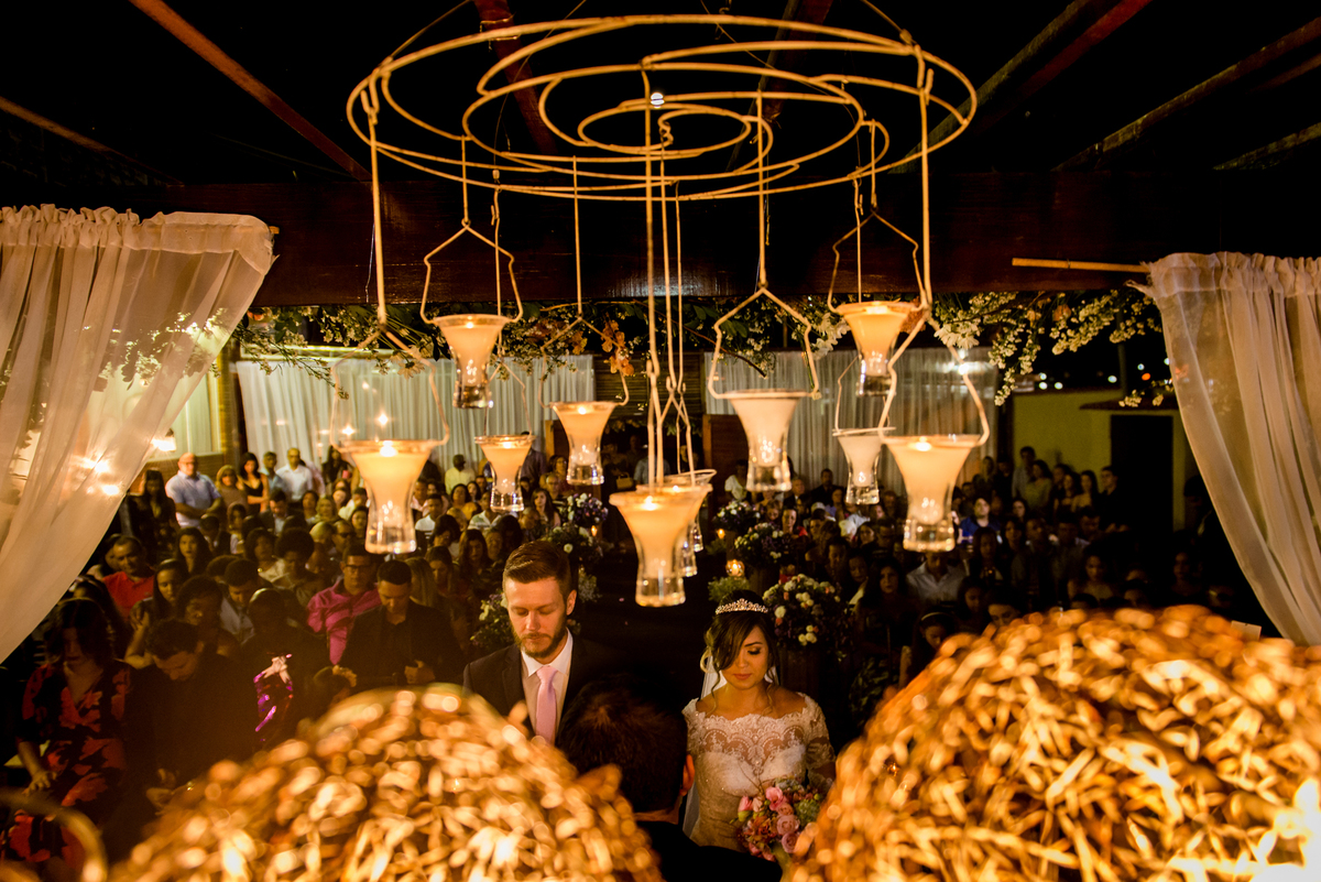 casal com luz criativa na cerimônia