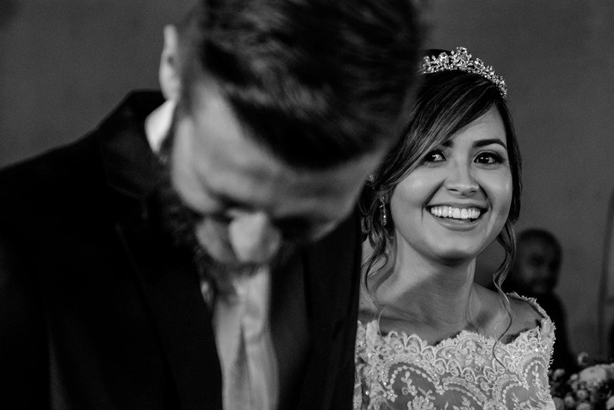 noiva rindo do noivo na cerimônia