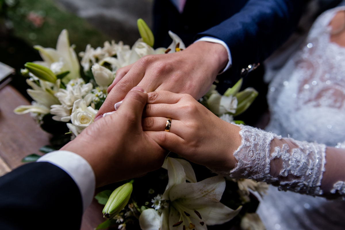 mãos com aliança 