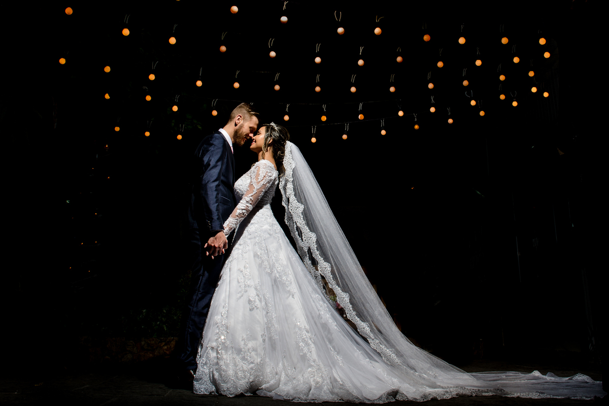 noiva sob lampadas helena moraes festas