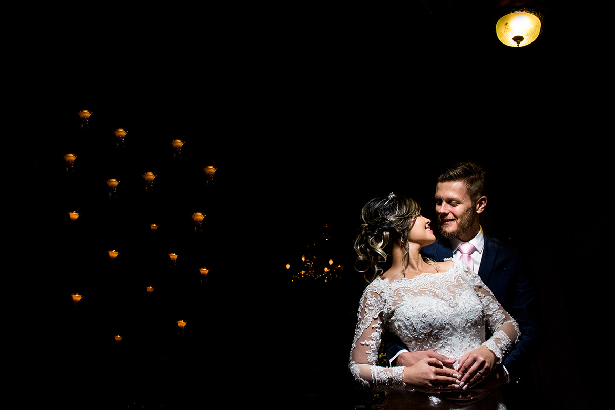 casal com luz criativa helena moraes festas