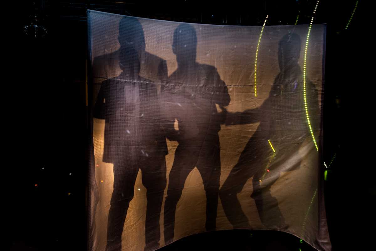 noivo dançando com os padrinhos na pista de daça