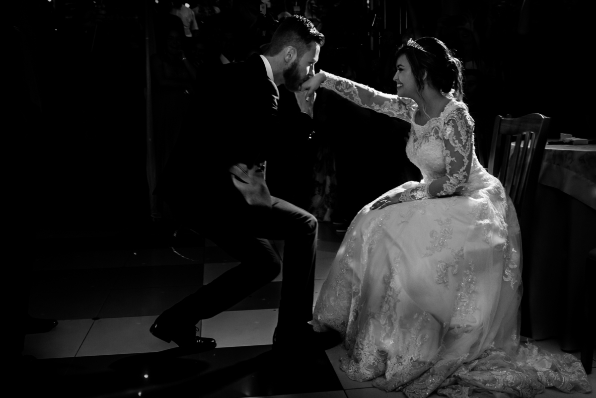 noivo beijando a mão da noiva em dança