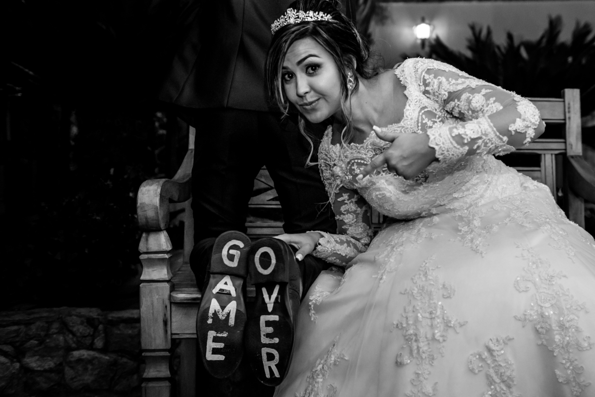 foto da noiva com o sapato do noivo game over  
