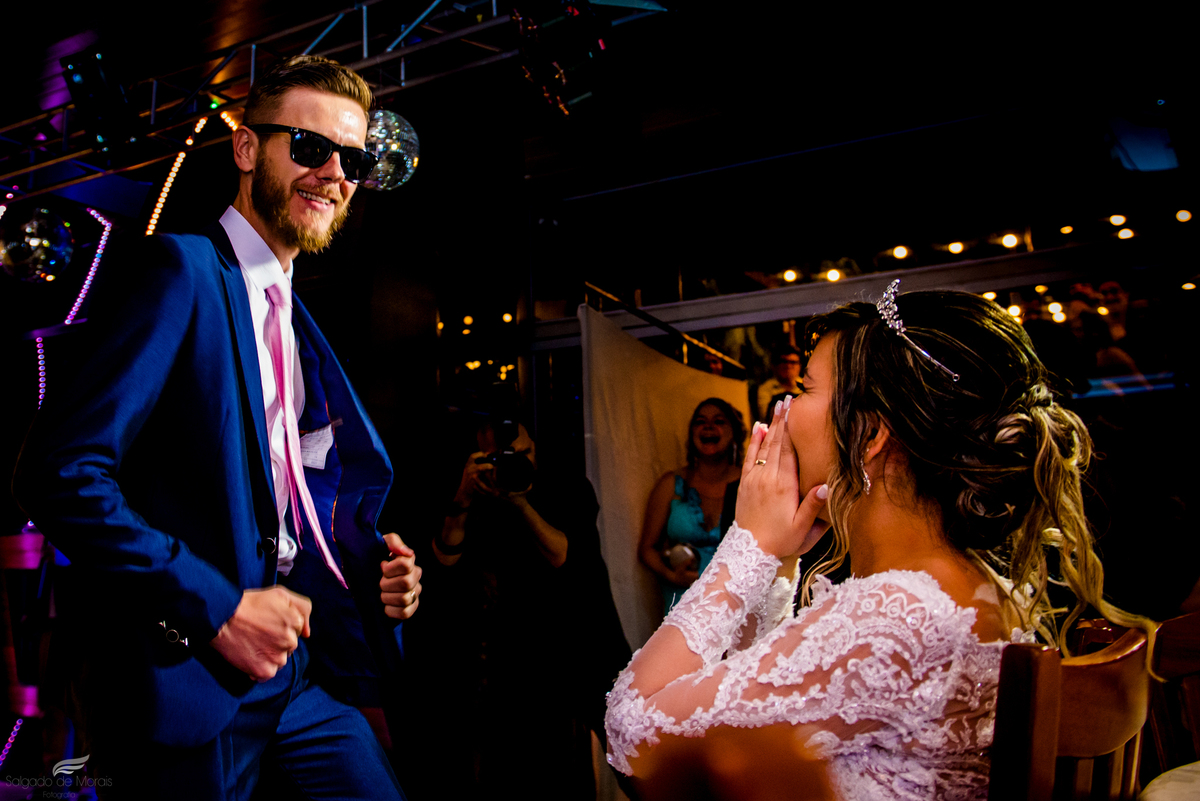 noivo dançando para a noiva